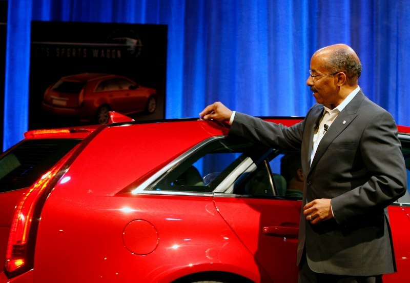 2010_CTS-SportWagon_PV05.jpg - [de]Der Vizepräsident GM Global Design, Ed Welburn, beschreibt die Dachlinie des 2010 CTS Sport Wagon an einer Medien-Vorschau am 15. September 2008 in Detroit (Photo Jeffrey Sauger für GM)[en]General Motors Vice President Global Design Ed Welburn describes the roof lines of the 2010 Cadillac CTS Sport Wagon at a media preview Monday, September 15, 2008 in Detroit, Michigan. The Sport Wagon will make its official introduction at the Paris Motor Show next month, and be available at dealer showrooms in spring 2009. (Photo by Jeffrey Sauger for General Motors)