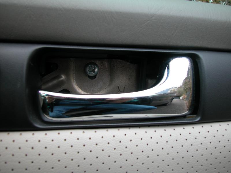 DSCN1849.JPG - [de]Um die Türverkleidung zu entfernen, löst man zuerst die Schraube hinter der Türgriff-Schale[en]First, the screw behind the door handle is removed