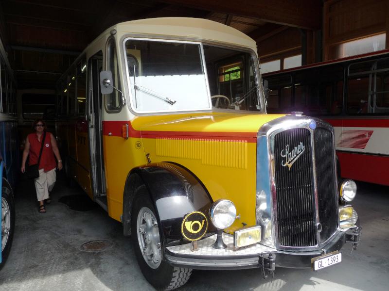 0885_P1420384.JPG - Diesen historischen Bus (und andere) kann man für Ausfahrten mieten: www.hnf.ch