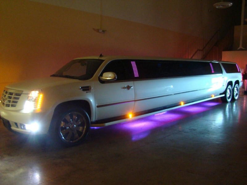 2011_Escalade_Limo_01_a1limobus.jpg - 2011 Escalade Limo