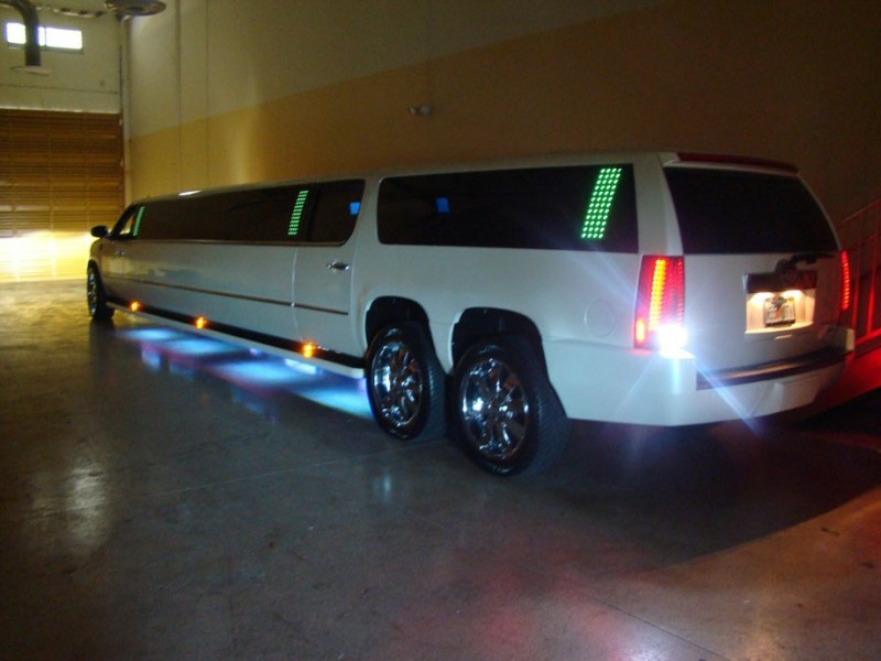 2011_Escalade_Limo_02_a1limobus.jpg - 2011 Escalade Limo